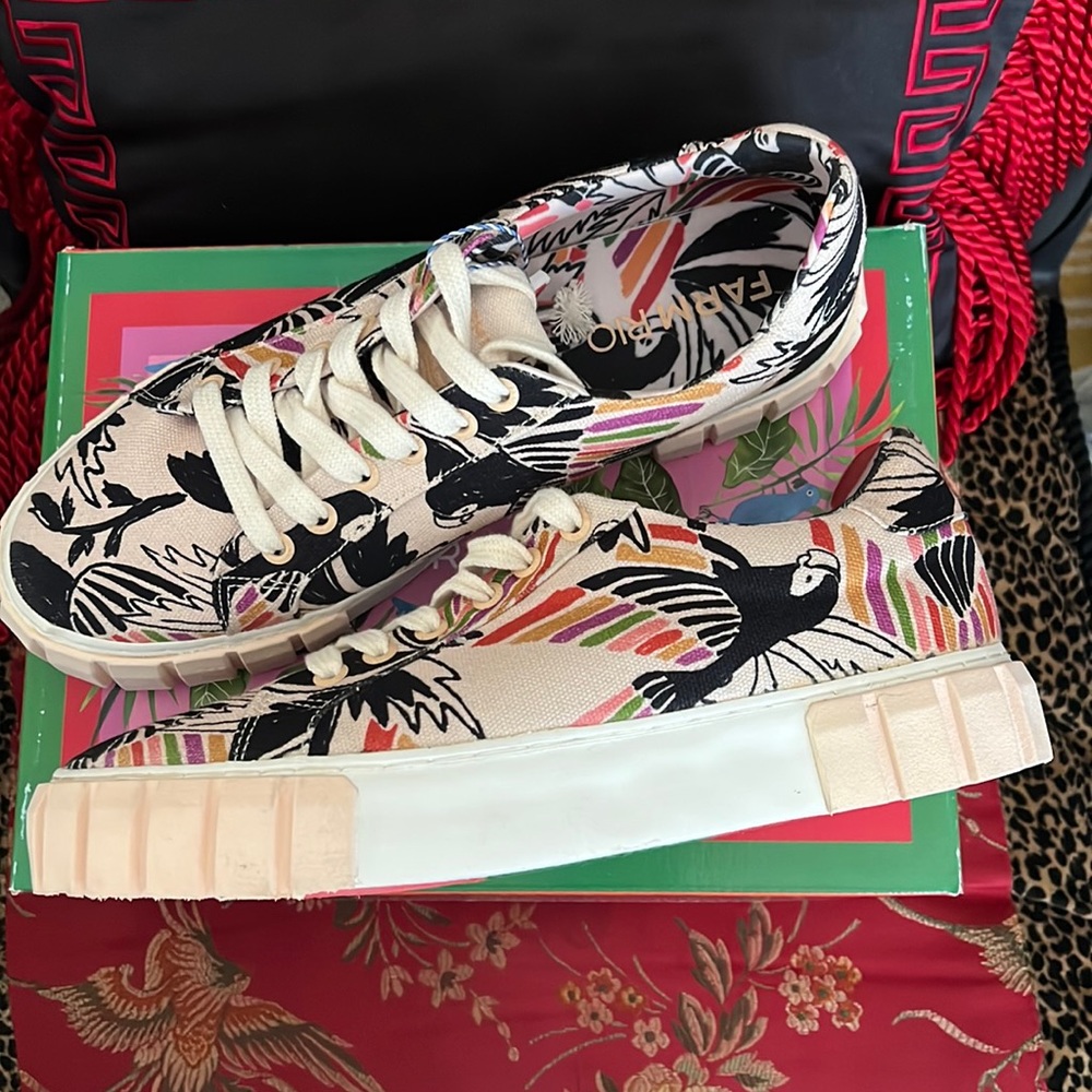 The fab and lovely day in Farm Rio sneakers, dress up or down 🌺